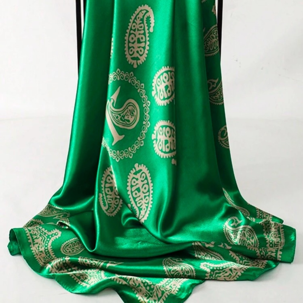 Elegant Green Paisley Scarf - Picture 4 of 5